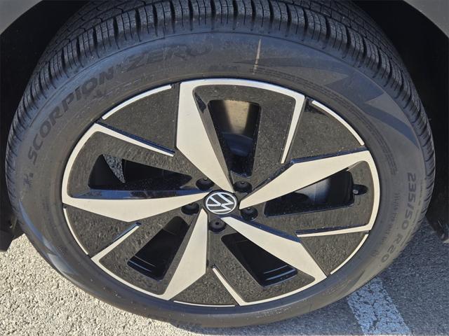 new 2025 Volkswagen ID.4 car, priced at $47,323