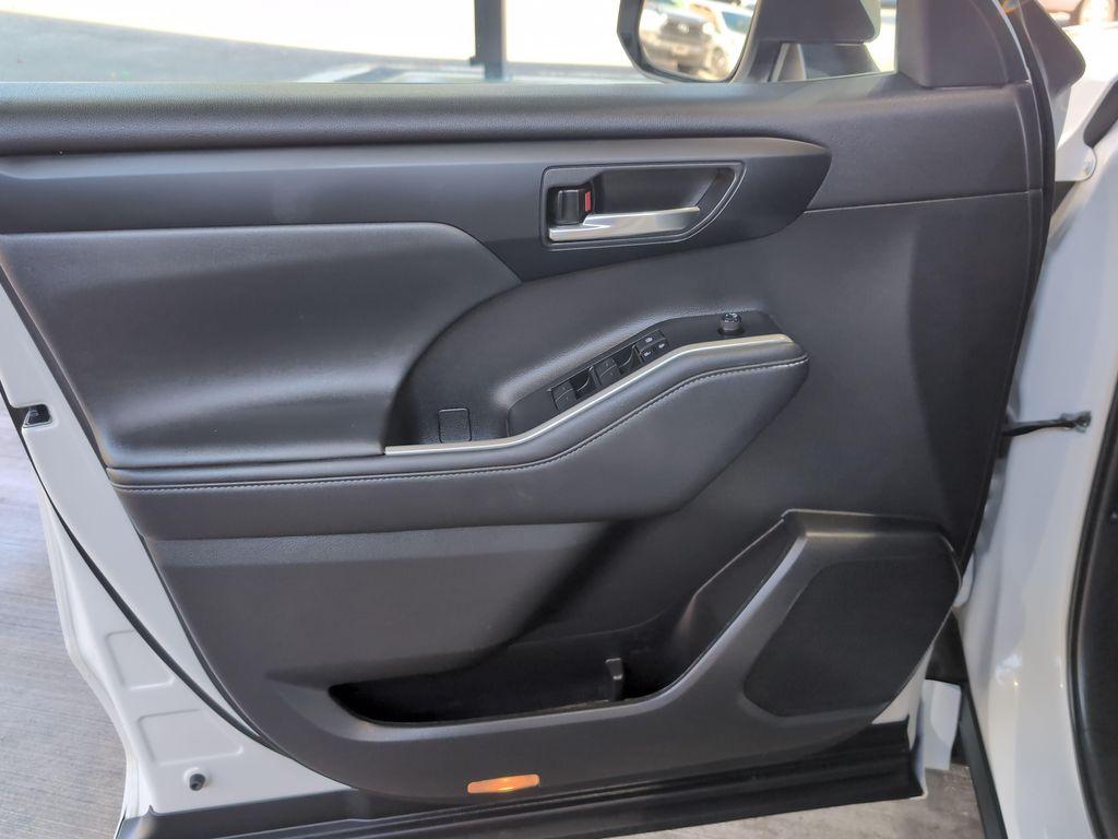 used 2022 Toyota Highlander car, priced at $31,639