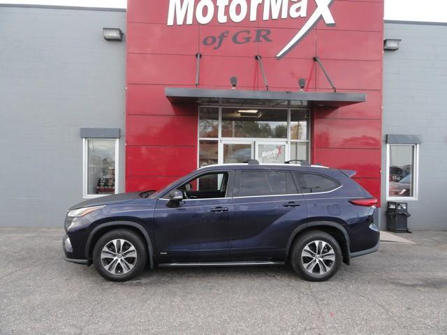 used 2023 Toyota Highlander Hybrid car, priced at $29,875