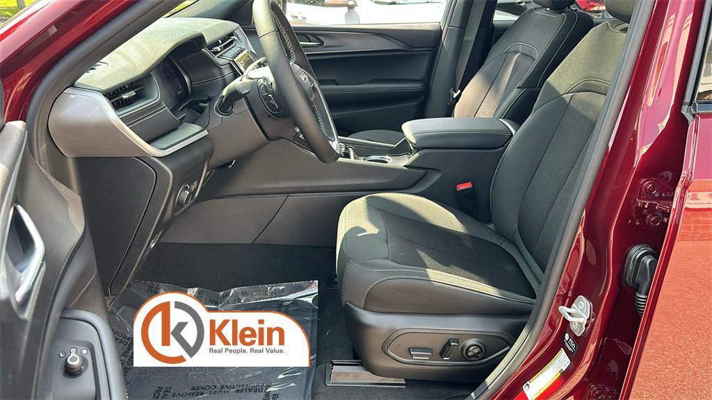 new 2025 Jeep Grand Cherokee car, priced at $42,915