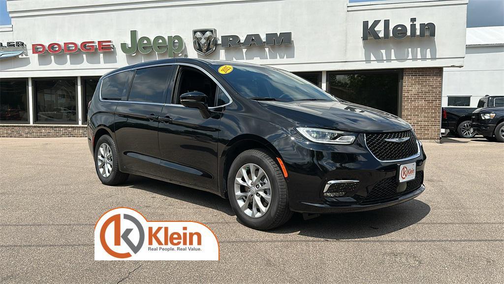 new 2025 Chrysler Pacifica car, priced at $44,918