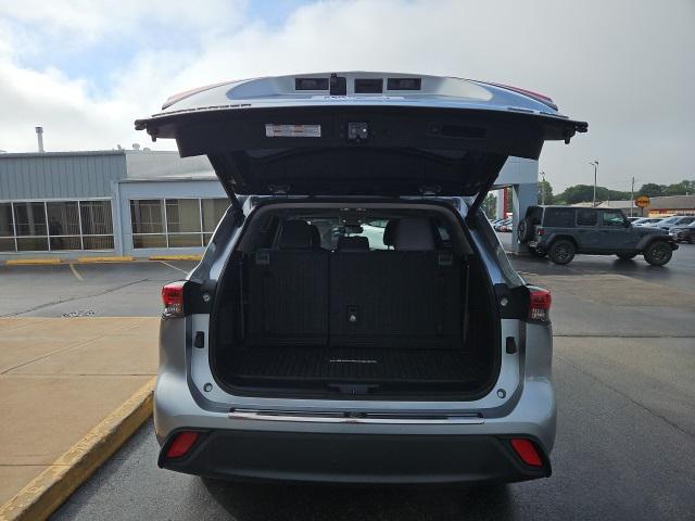 used 2021 Toyota Highlander car, priced at $32,979