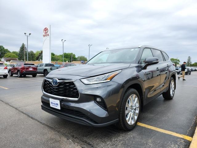used 2021 Toyota Highlander Hybrid car, priced at $39,999