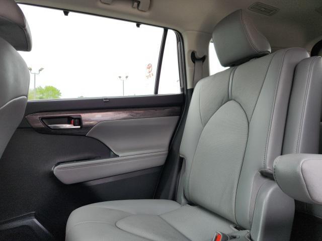 used 2021 Toyota Highlander Hybrid car, priced at $39,999
