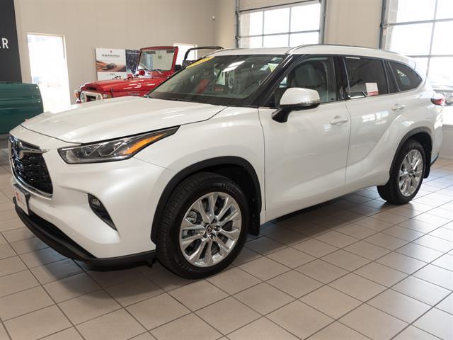 used 2022 Toyota Highlander car, priced at $39,500