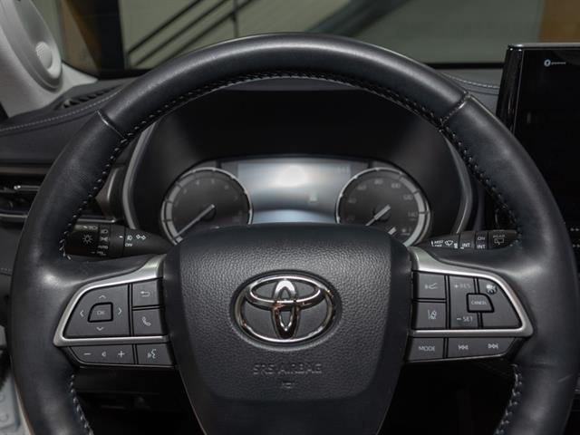 used 2022 Toyota Highlander car, priced at $40,550