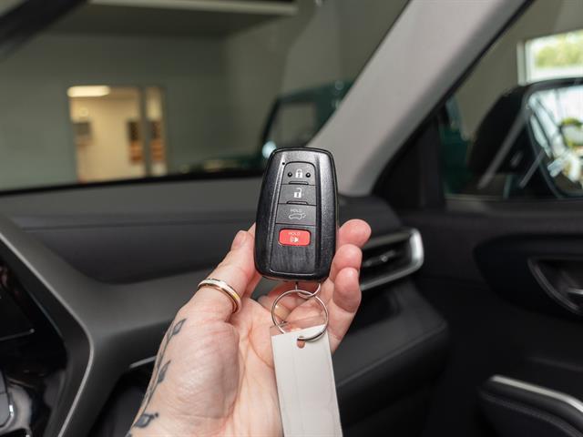 used 2022 Toyota Highlander car, priced at $35,800