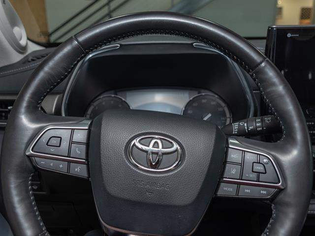 used 2021 Toyota Highlander car, priced at $34,995