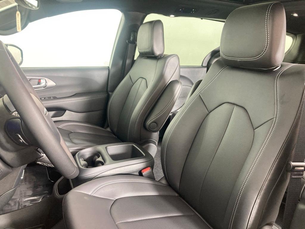 new 2025 Chrysler Pacifica car, priced at $44,833