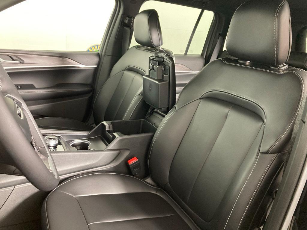 new 2025 Jeep Grand Cherokee car, priced at $45,914