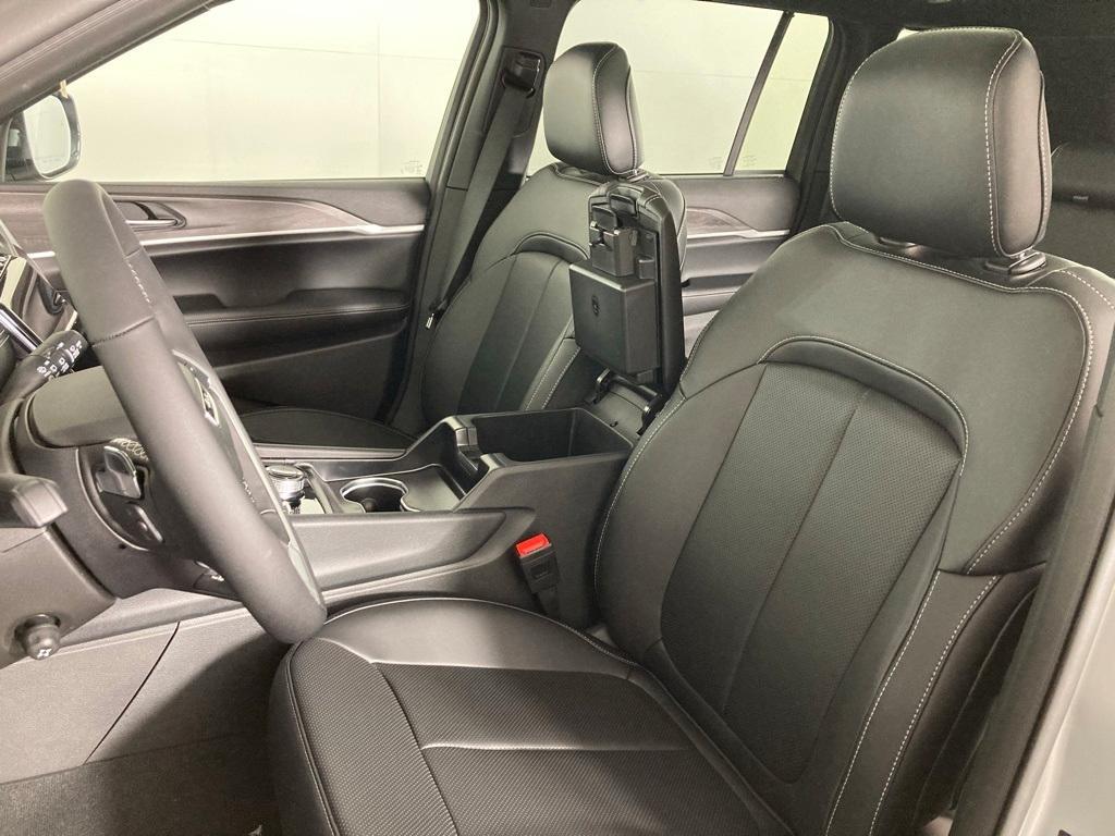 new 2025 Jeep Grand Cherokee car, priced at $50,999