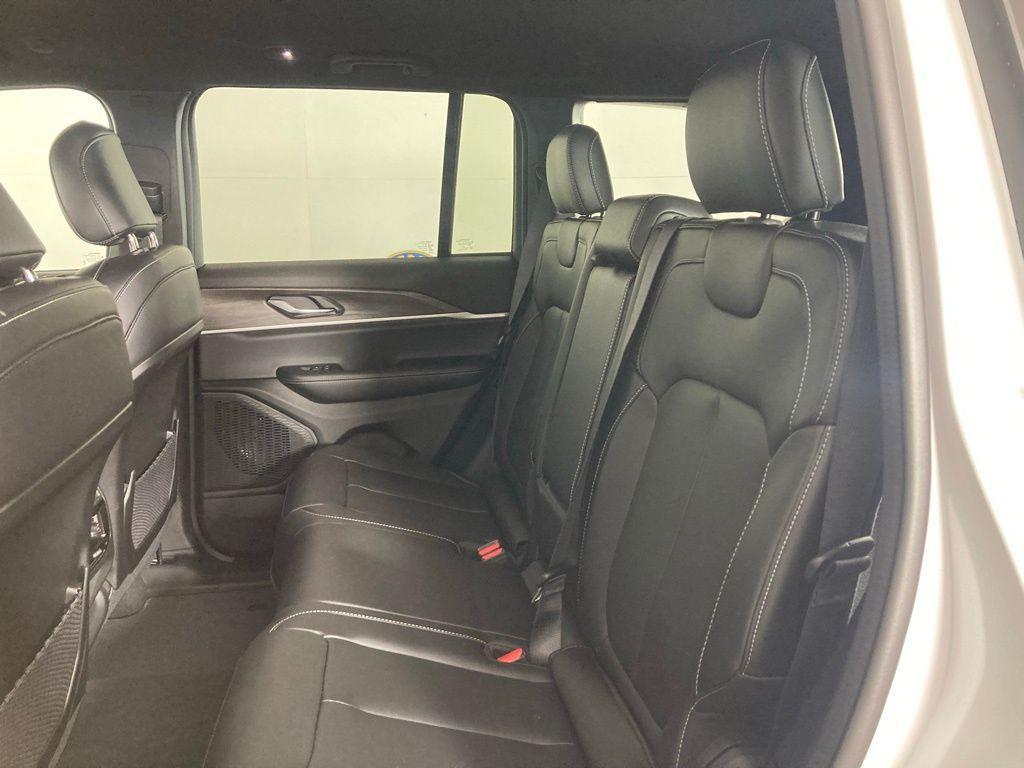 new 2025 Jeep Grand Cherokee car, priced at $42,177