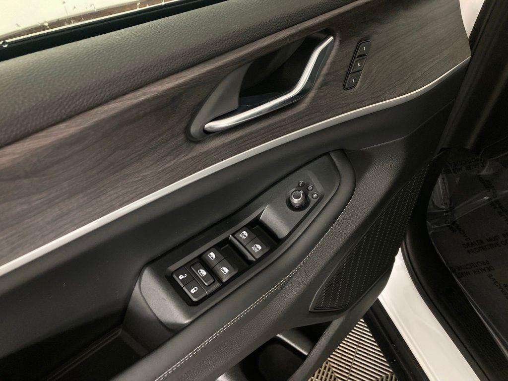 new 2025 Jeep Grand Cherokee car, priced at $42,177