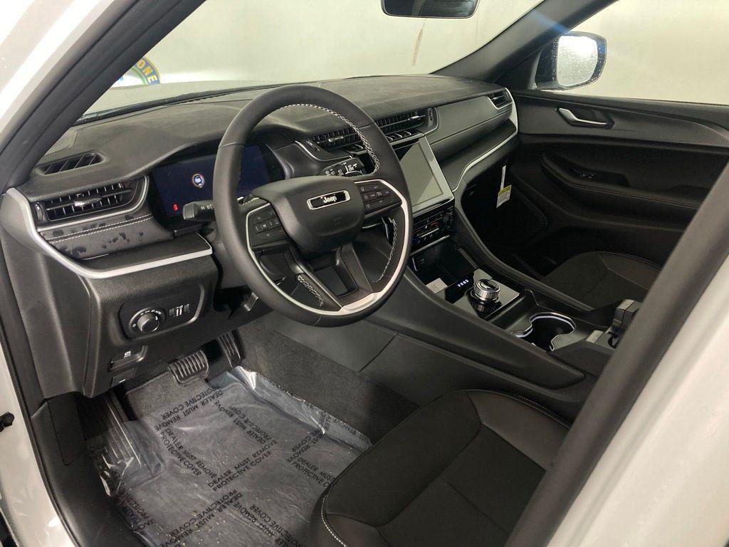 new 2025 Jeep Grand Cherokee car, priced at $42,298