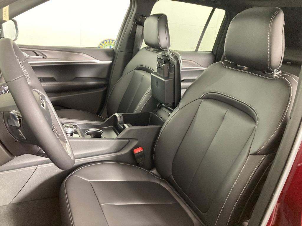 new 2025 Jeep Grand Cherokee car, priced at $48,016