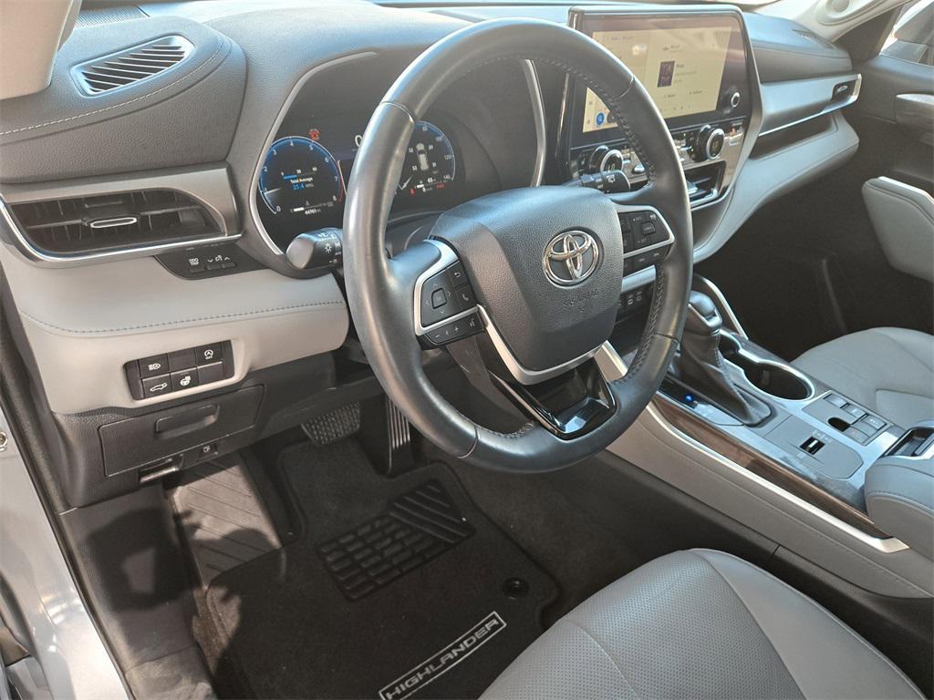 used 2023 Toyota Highlander car, priced at $36,907