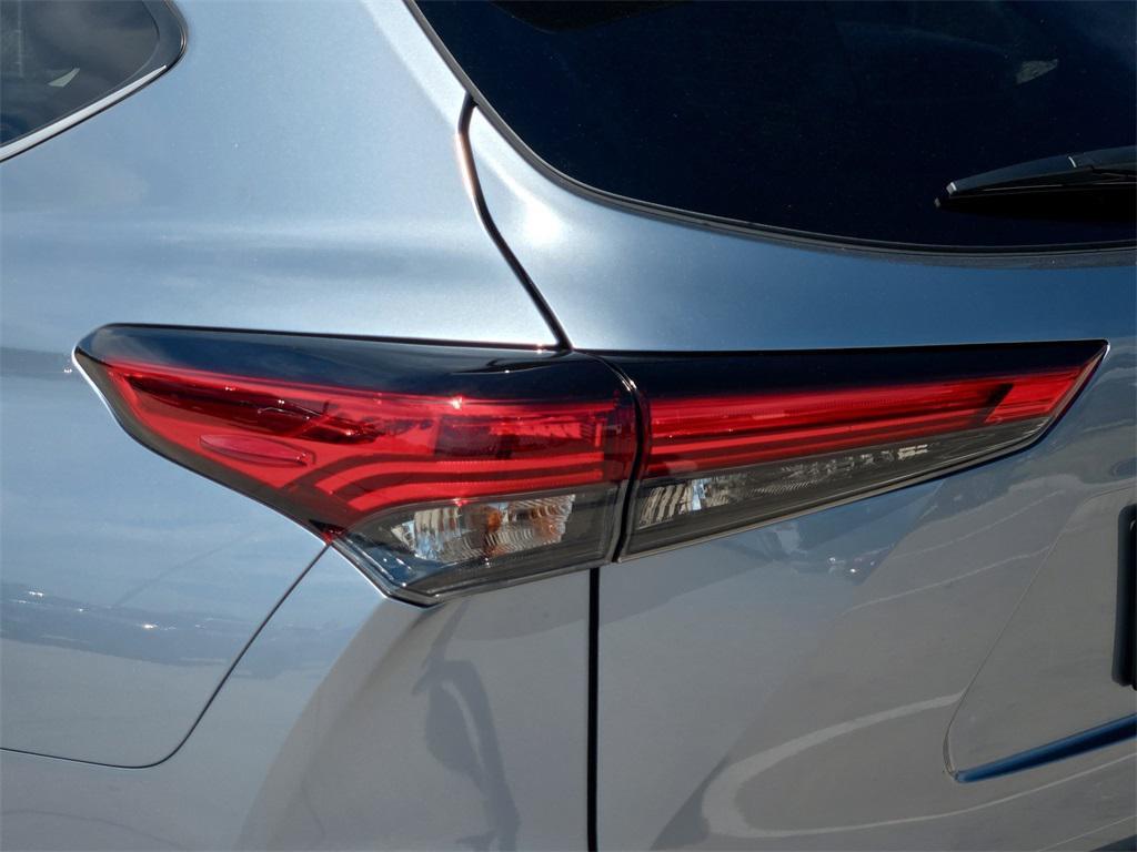 used 2023 Toyota Highlander car, priced at $36,907