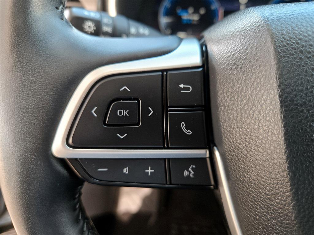 used 2023 Toyota Highlander car, priced at $36,907