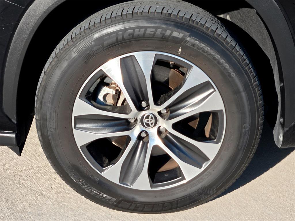 used 2023 Toyota Highlander car, priced at $34,492