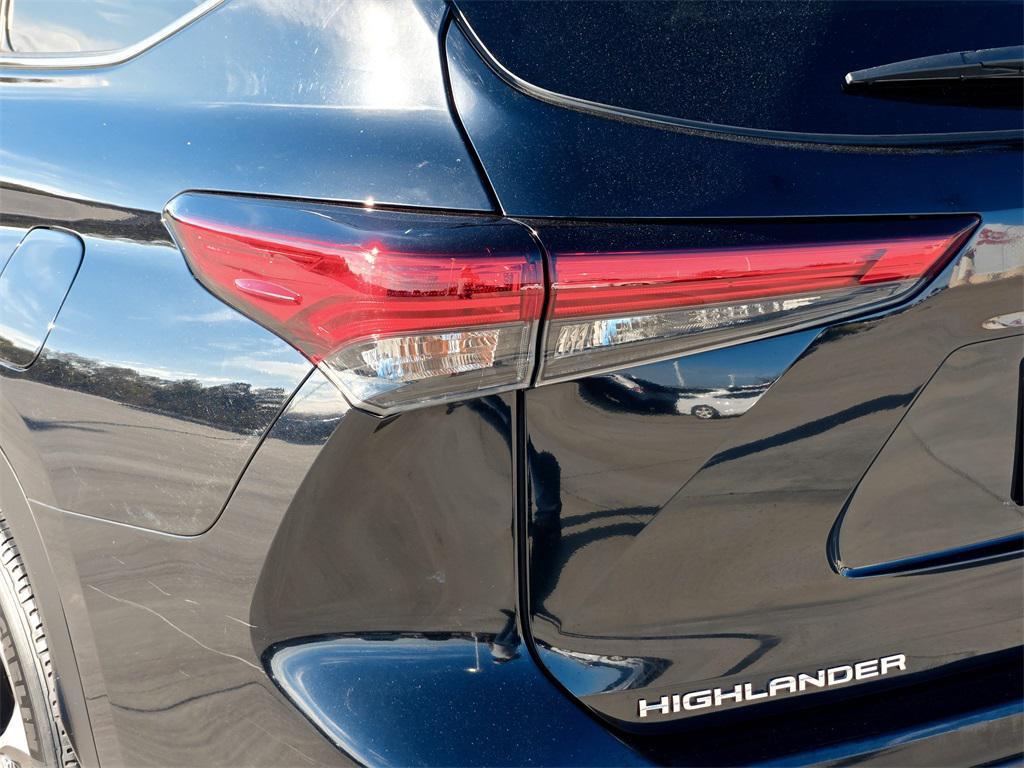 used 2023 Toyota Highlander car, priced at $34,492