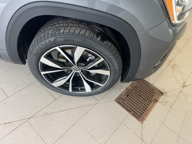 new 2025 Volkswagen Atlas car, priced at $56,136
