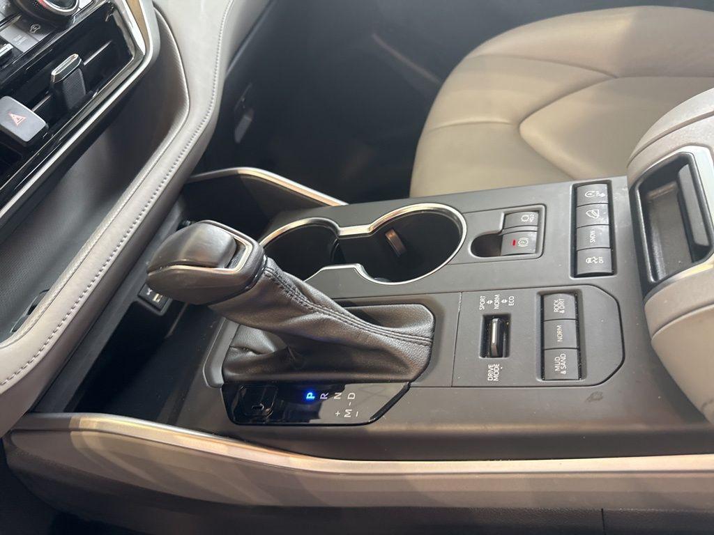 used 2022 Toyota Highlander car, priced at $36,488