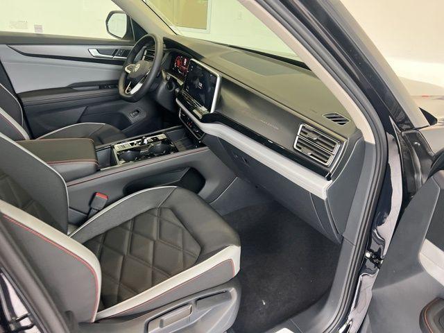 new 2025 Volkswagen Atlas car, priced at $48,611