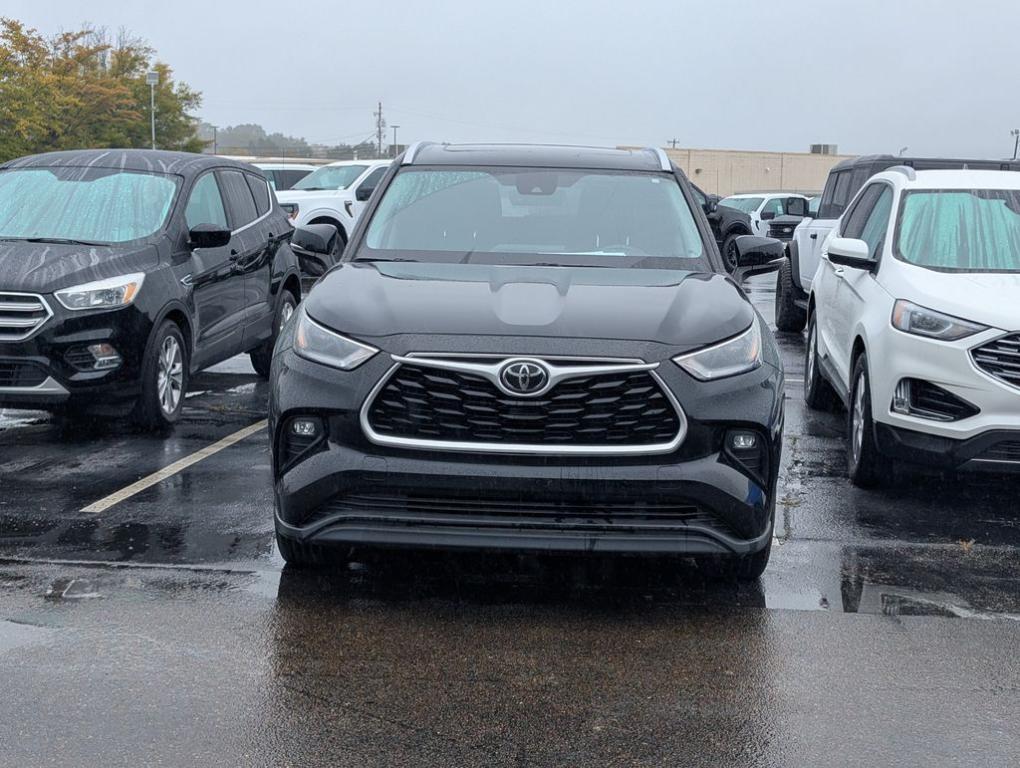 used 2021 Toyota Highlander car, priced at $29,499