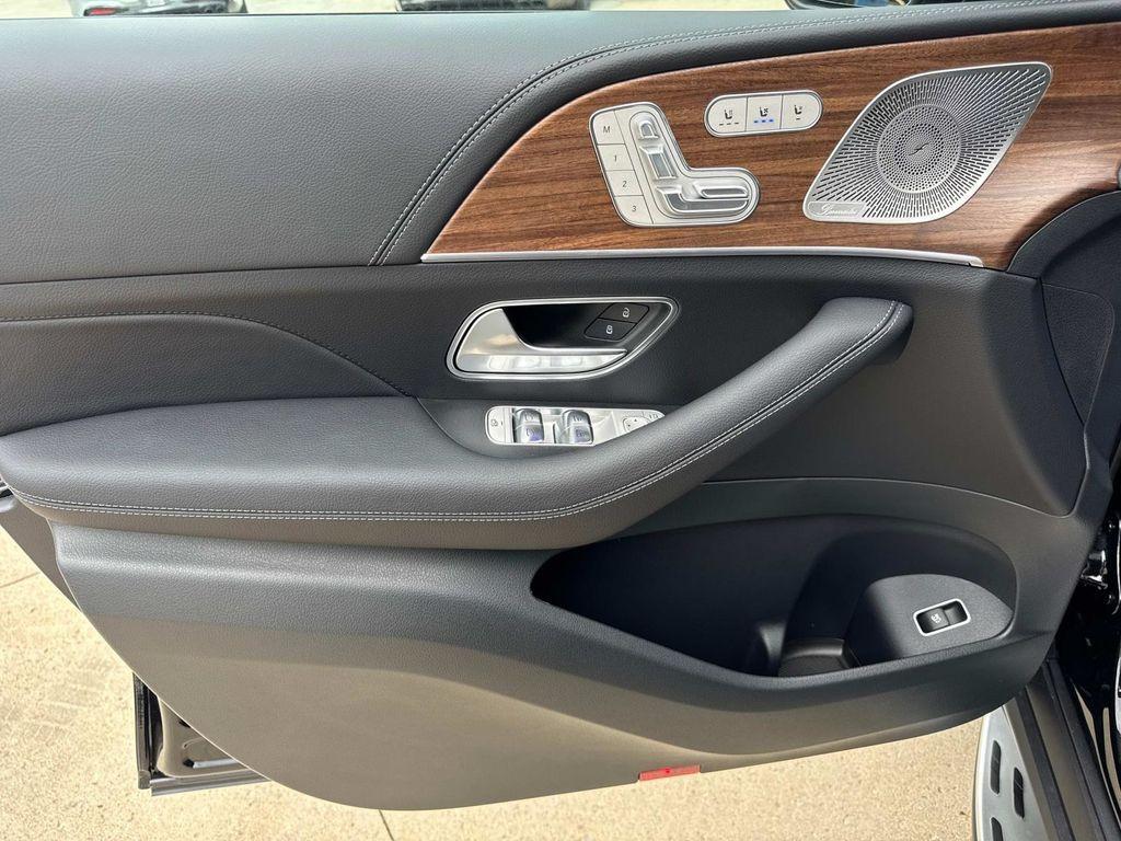 new 2025 Mercedes-Benz GLS 450 car
