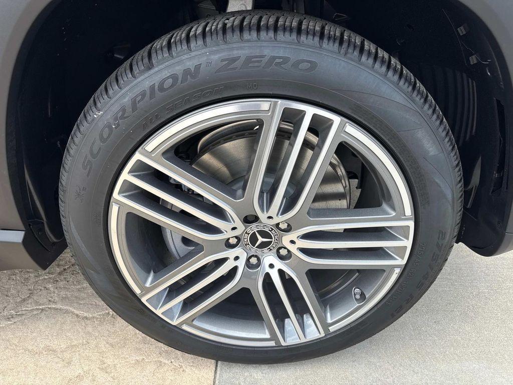 new 2025 Mercedes-Benz GLS 450 car