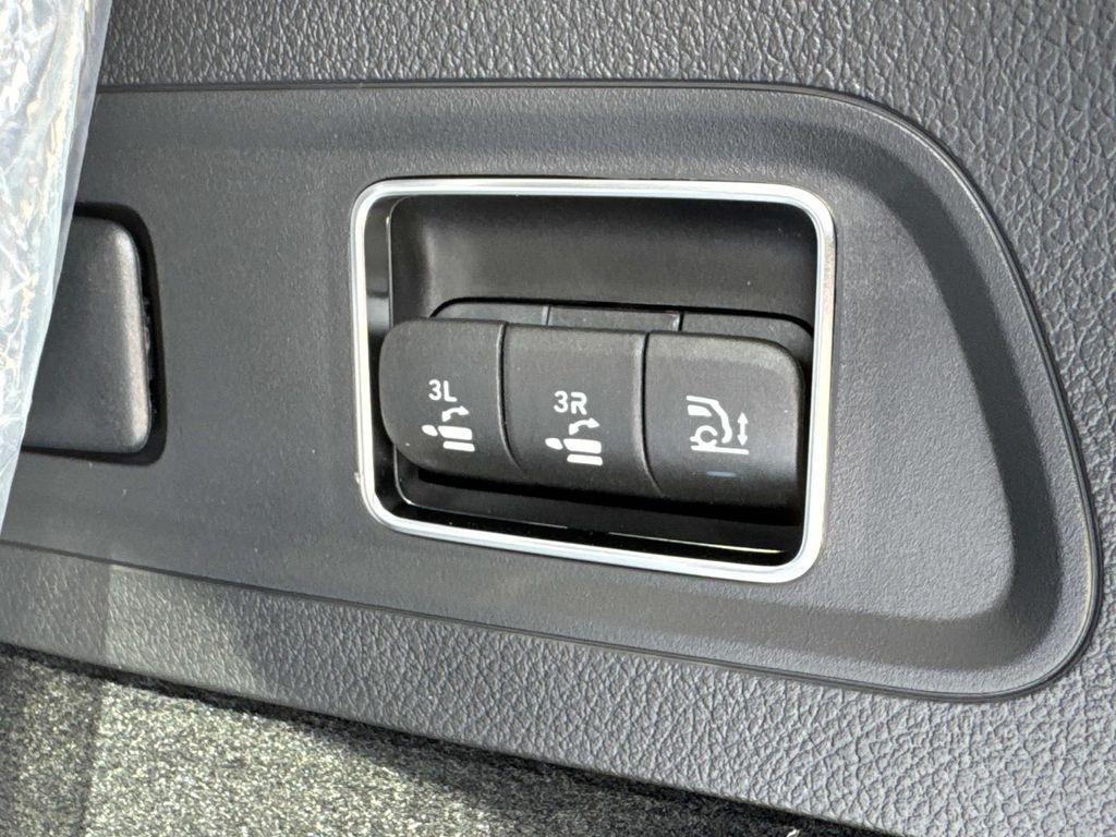 new 2025 Mercedes-Benz GLS 450 car, priced at $100,980