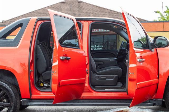 used 2009 Chevrolet Avalanche car, priced at $13,000