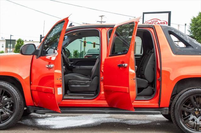 used 2009 Chevrolet Avalanche car, priced at $13,000