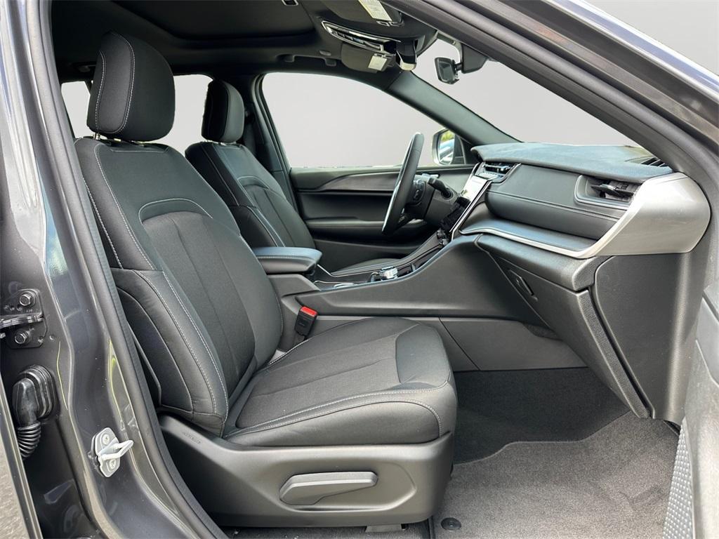 new 2025 Jeep Grand Cherokee car, priced at $38,509