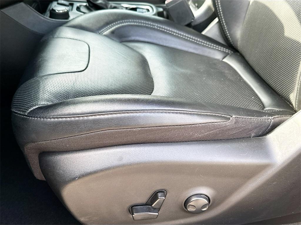 used 2023 Jeep Cherokee car, priced at $22,985