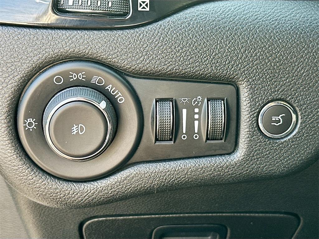 used 2023 Jeep Cherokee car, priced at $22,985