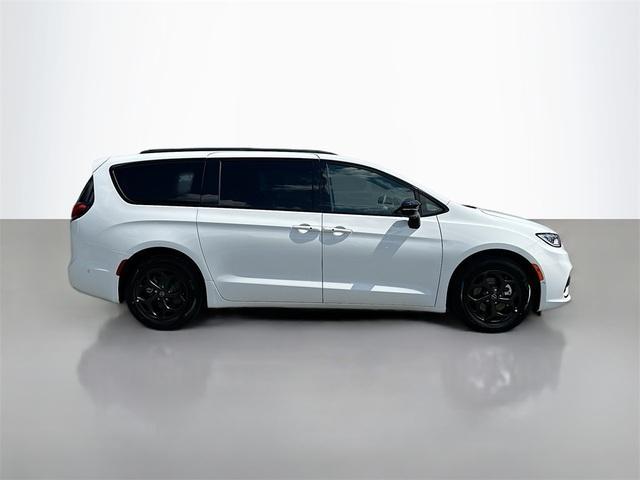 new 2025 Chrysler Pacifica Hybrid car, priced at $43,697