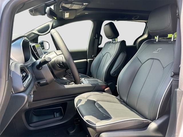 new 2025 Chrysler Pacifica Hybrid car, priced at $43,697