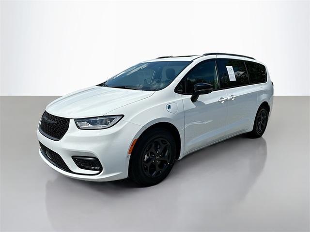 new 2025 Chrysler Pacifica Hybrid car, priced at $43,697