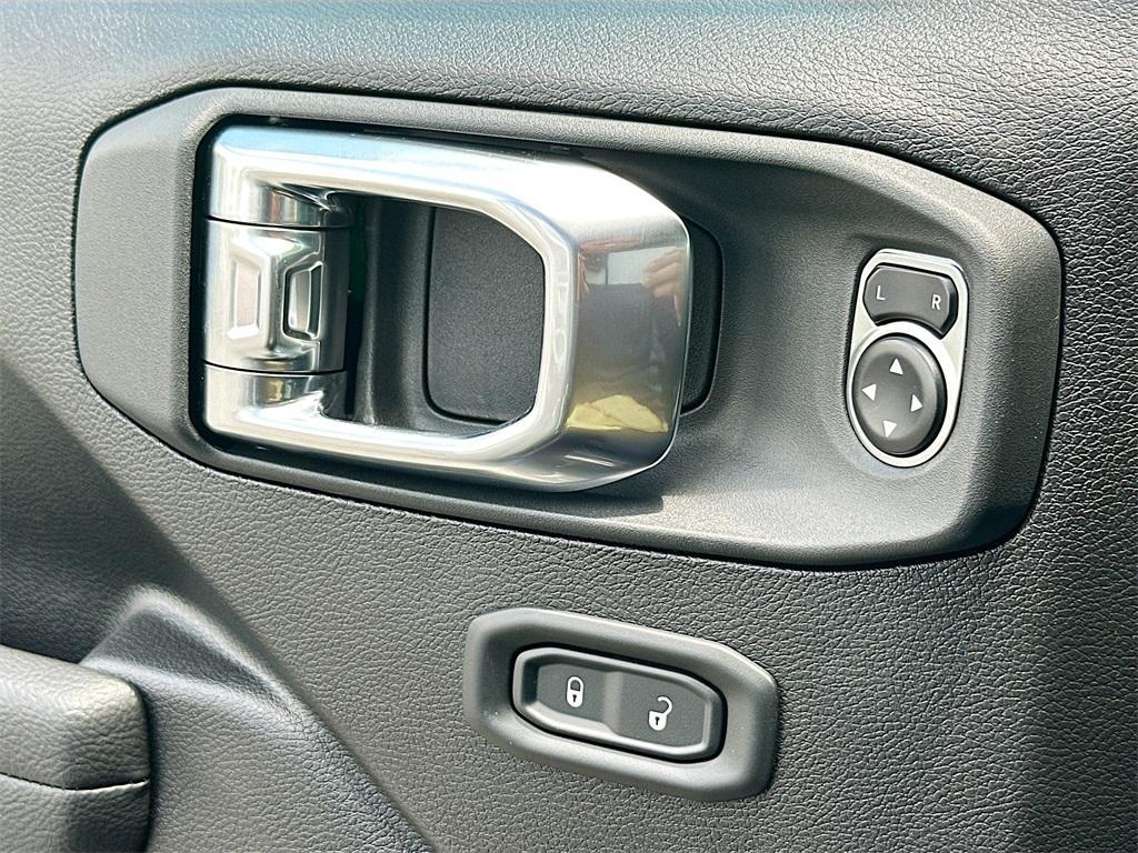 new 2025 Jeep Wrangler car, priced at $45,461