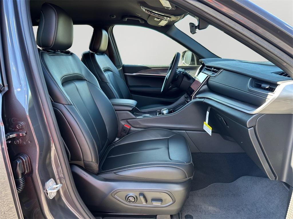 new 2025 Jeep Grand Cherokee car, priced at $39,979