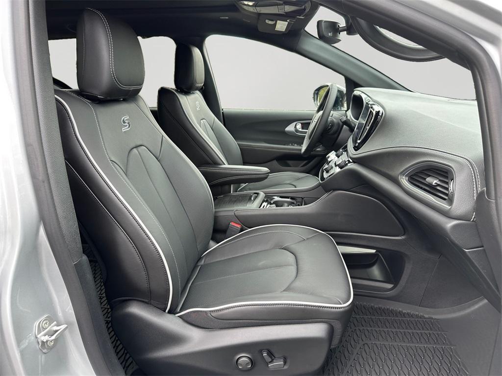 new 2026 Chrysler Pacifica car, priced at $51,631