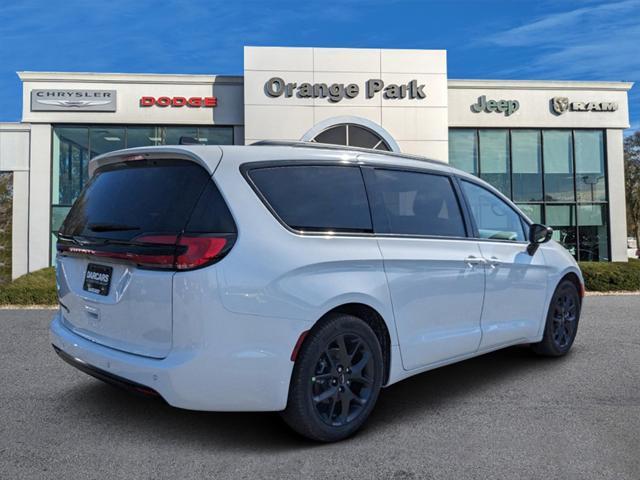 new 2024 Chrysler Pacifica car, priced at $42,889