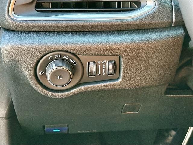 new 2025 Chrysler Pacifica Hybrid car, priced at $44,452