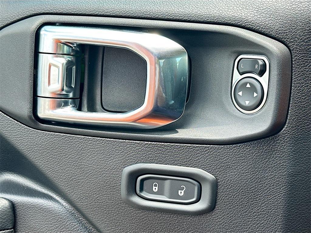 new 2025 Jeep Wrangler car, priced at $46,485