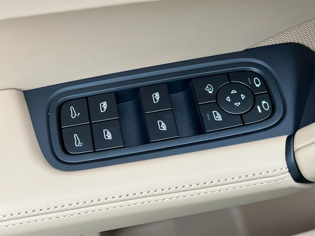 new 2025 Porsche Cayenne car, priced at $111,025