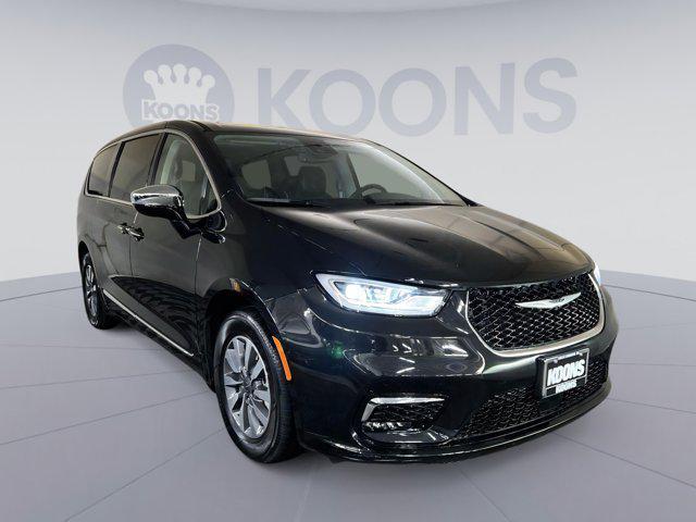 used 2023 Chrysler Pacifica Hybrid car, priced at $33,901