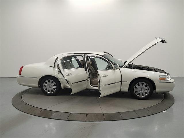 used 2005 Lincoln Town Car car, priced at $8,452