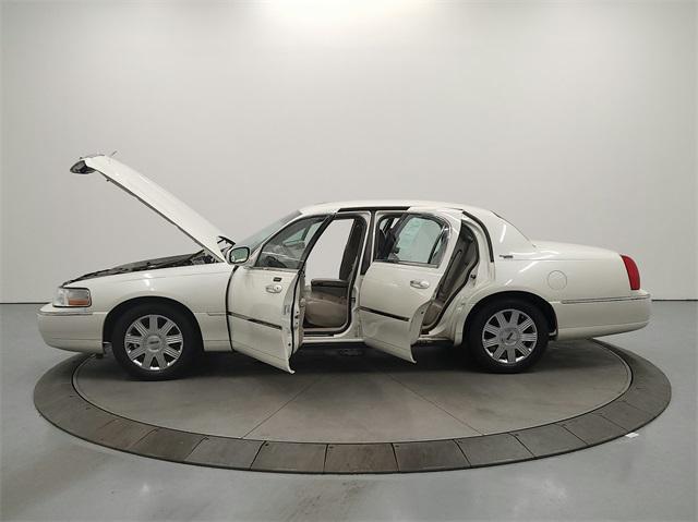 used 2005 Lincoln Town Car car, priced at $8,452