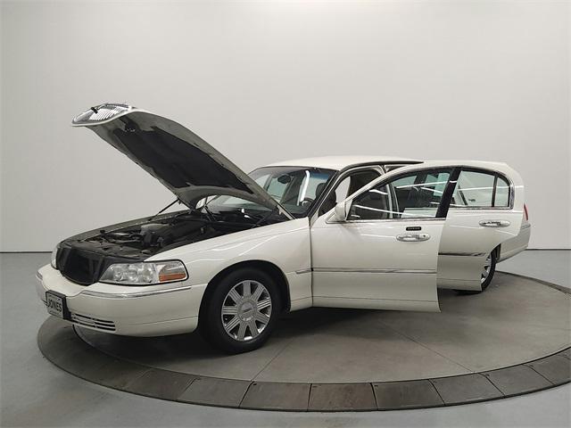 used 2005 Lincoln Town Car car, priced at $8,452